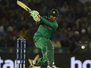 డబ్బులివ్వాలని బెదిరిస్తున్నారు: పాక్ క్రికెటర్ వీడియో