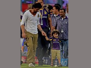 కిక్ ఇచ్చిన తండ్రి కొడుకుల గేమ్ షో : ఈడెన్ లో షారుక్