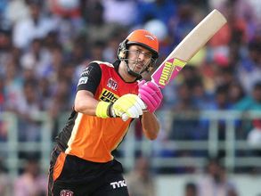 లక్కీ: యువీ అరుదైన రికార్డ్, ఎమోషనల్ అయ్యాడు