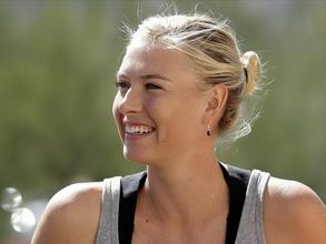 రెండేళ్లు వేటు: భగ్గుమన్న షరపోవా, అందమూ ఆటా...