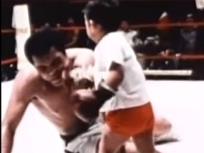 పిల్లాడి చేతిలో మహ్మద్ అలీ మట్టి కరిచిన వేళ (వీడియో)