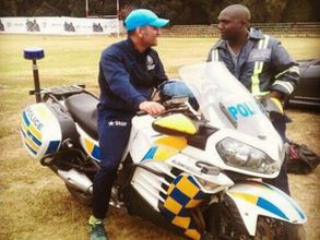 జింబాబ్వే పోలీస్ బైక్ తీసుకొని గ్రౌండ్‌లో ధోనీ చక్కర్లు