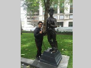 లండన్‌లో చార్లీ చాప్లిన్‌తో క్రికెట్ లెజెండ్ సచిన్