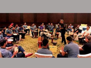 కుంబ్లే ప్రయోగం: డ్రమ్ములు వాయించిన క్రికెటర్లు