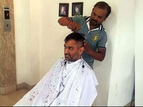 ధోని సింప్లిసిటీ: రజనీతో పోలిక, వైరల్‌లా ఫోటో