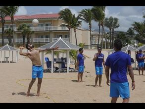 బీచ్‌లో అర్ధనగ్నంగా కోహ్లీ టీం ఎంజాయ్(పిక్చర్స్)