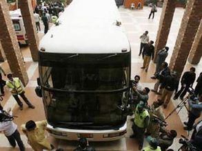 ఉగ్రదాడి: క్రికెట్ టీంలని దువ్వేందుకు బుల్లెట్ ప్రూఫ్ బస్సులు కొన్న పాక్