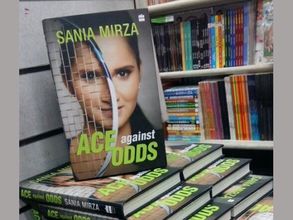 ఉద్వేగానికి లోనైన సానియా మిర్జా: షారుఖ్ చేతుల మీదగా ఆటోబయోగ్రఫీ