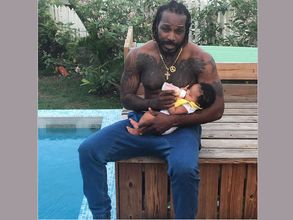 కుమార్తెకు పాలు పట్టిన క్రిస్‌గేల్: ఇంటర్నెట్‌లో ఫోటో వైరల్‌