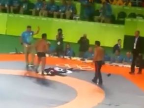 రియో షాక్: పతకం రాలేదని, బట్టలిప్పేసి ఏడ్చారు!(వీడియో)