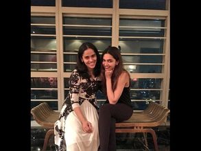 సినిమాపై సైనా ఫోకస్‌!: దీపిక, చార్మీతో విందు(ఫొటోలు)