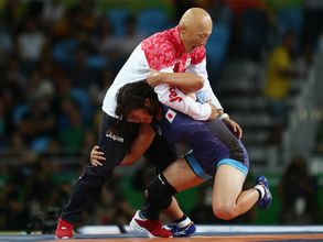 ఒలింపిక్ షాకింగ్ మూమెంట్: స్వర్ణం గెలిచి కోచ్‌ని ఎత్తేసింది(వీడియో)