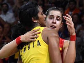 బోర్లా పడి మారిన్ కంటతడి: సింధు ఇలా చేసింది