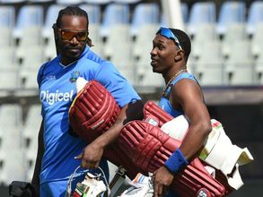 లేడీ ఫ్యాన్స్ తో బ్రావో స్టెప్పులు.. గేల్ కు చెన్నైలో గ్రాండ్ వెల్ కమ్ (వీడియో)