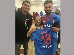 తన కోసం వచ్చిన 90ఏళ్ల మహిళకు కోహ్లీ కానుక ఇదే!