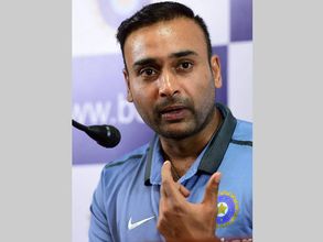 స్పిన్నర్లకు టిప్స్ ఇస్తున్నా: సీనియర్ పాత్రపై మిశ్రా