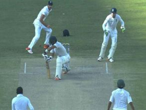 అమేజింగ్ షాట్: ఫీల్డర్‌ని ఎలా బురిడీ కొట్టించాడో చూడండి