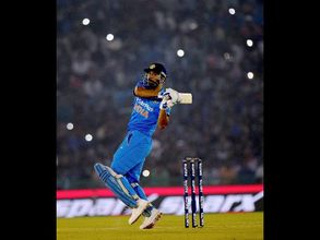 జస్ట్ మిస్: 15 పరుగుల దూరంలో ఆగిపోయిన ధోని