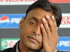 నవ్వు ఆపుకోలేరు: షోయబ్ చేసిన చిన్న తప్పు, ట్విట్టర్‌లో జోకులు