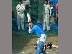 స్కూటీతో ధోనిని చేజ్ చేసిన అమ్మాయి.. మొత్తానికి సాధించేసింది (ఫోటోలు)