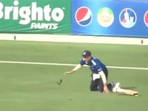 ఫీల్డింగ్ చేస్తుంటే కాలు ఊడిపోయింది: వైరల్‌లా వీడియో