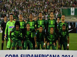 విమానం కూలి పుట్‌బాల్ ప్లేయర్లు మృతి: ట్విట్టర్‌లో నివాళి