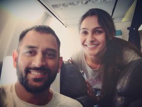 ధోనితో హాట్ బ్యూటీ సెల్ఫీ: ఇంటర్నెట్‌లో వైరల్