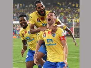 సెమీస్‌పై ఆశలు: పుణెపై కేరళ విజయం (ఫోటోలు)