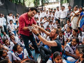 గిటార్ చేతపట్టిన సచిన్: క్రికెట్ ఆడిన పాప్ స్టార్‌