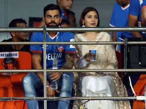 గోవాలో విరాట్ కోహ్లీ-అనుష్క: ఎవరా లక్కీ ఫ్యాన్?