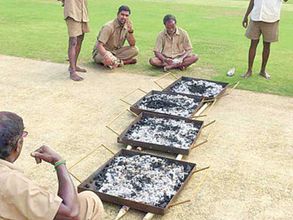 ఐదో టెస్టు: చెన్నై పిచ్‌ని బొగ్గులతో ఆరబెడుతున్నారు