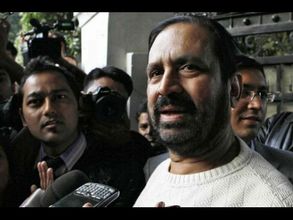 సురేష్ క‌ల్మాడీకి షాక్: ఐవోఏకి క్రీడాశాఖ షోకాజ్ నోటీస్