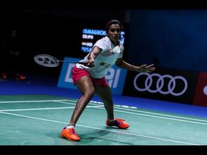 రెండో గేమ్‌లో సింధు ఓటమి: సెమీస్ ఆశలు క్లిష్టం