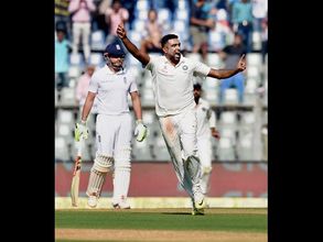 ముంబైలో రికార్డుల మోత: కపిల్ రికార్డుని సమం చేసిన అశ్విన్