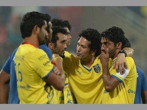 ఓటమితో నిరాశ: భుజంపై చెయ్యేసి ఓదార్చిన సచిన్