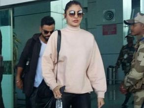 ఉత్తరాఖండ్‌లో కోహ్లీ-అనుష్క: రుద్రాక్షమాలతో సెల్ఫీ