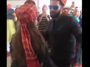 వీడియో: ఎయిర్ పోర్టులో యువీ, హాజెల్ భాంగ్రా డ్యాన్స్