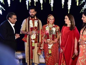 యువీ పెళ్లిలో అంబానీ దంపతులు: కోహ్లీ-అనుష్క సందడి