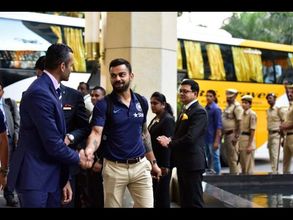 ఘన స్వాగతం: బెంగుళూరుకు కోహ్లీ సేన (ఫోటోలు)