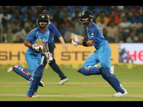 తప్పక చూడండి: కోహ్లీతో కలిసి పుట్‌బాల్ ఆడిన ధోని (వీడియో)