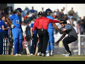 ధోని కాళ్లకు మొక్కిన అభిమాని: బీసీసీఐ పూర్తి వీడియో