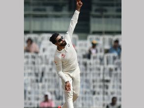 జడేజా కారుకు ప్రమాదం: గాయపడిన అమ్మాయి