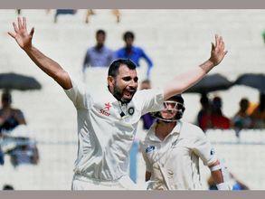 తండ్రికి గుండెపోటు: హుటాహుటిన బెంగుళూరు నుండి ఢిల్లీకి షమీ