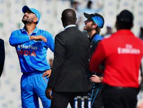 క్లార్క్ TO వాన్: గ్రేట్ కెప్టెన్ అంటూ ధోనిపై ప్రశంసలు