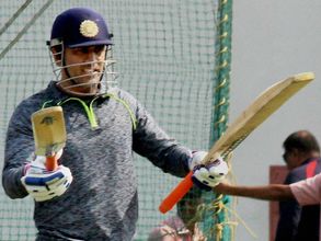 కోహ్లీకి న్యూఇయర్ గిప్ట్: ధోని కెప్టెన్సీ వీడ్కోలుపై స్కూల్ కోచ్