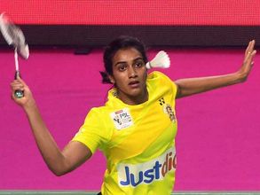 తప్పుకున్న సైనా: అవధ్‌కు చెన్నై షాక్, సింధు గెలుపు