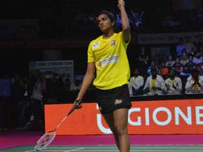 మెరిసిన సింధు: భార్యతో కలిసి మ్యాచ్ వీక్షించిన సచిన్