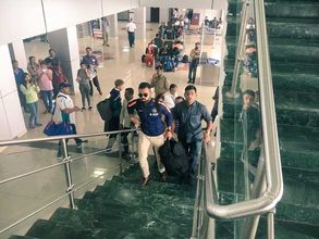 కటక్ చేరిన టీమిండియా: సంప్రదాయ స్వాగతం (వీడియో)