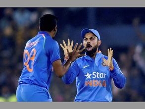 చివర్లో కోహ్లీ ఒత్తిడి: అన్నీ తానై ఫీల్డింగ్‌ సెట్‌ చేసిన ధోని