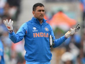 చరిత్రలో ఇదే ప్రథమం: వికెట్ల వెనుక ధోని ప్రజెన్స్ ఆఫ్ మైండ్